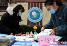 高清图：学期将停止进修怎么样？家长来校阅阅兵