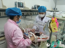 高清图：元旦假期 医护职员苦守岗亭
