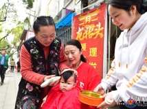 高清图：仲春二龙昂首 剃头开启一年好兆头