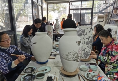 高清图：陶瓷创作 庆贺节日